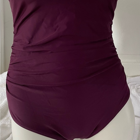 Woman’s one piece bathing suit - Picture 2 of 4